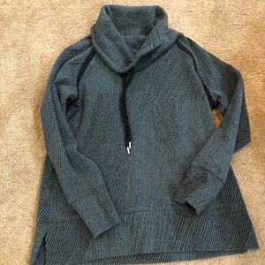 Textured scoop-neck athleisure top